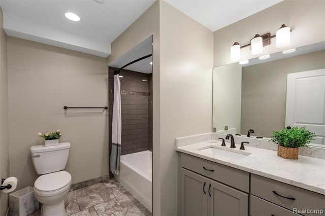 4915 Walnut Lake Road, West Bloomfield, MI 48323