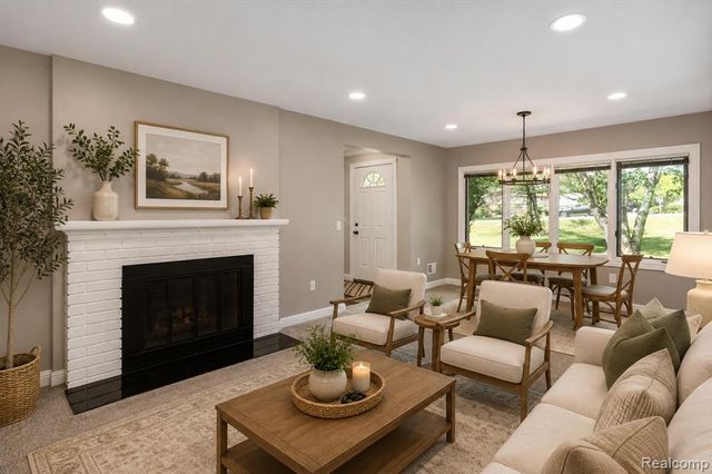 4915 Walnut Lake Road, West Bloomfield, MI 48323