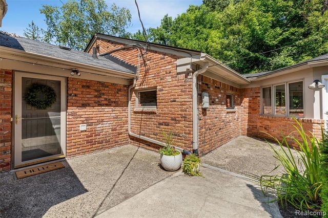 4915 Walnut Lake Road, West Bloomfield, MI 48323
