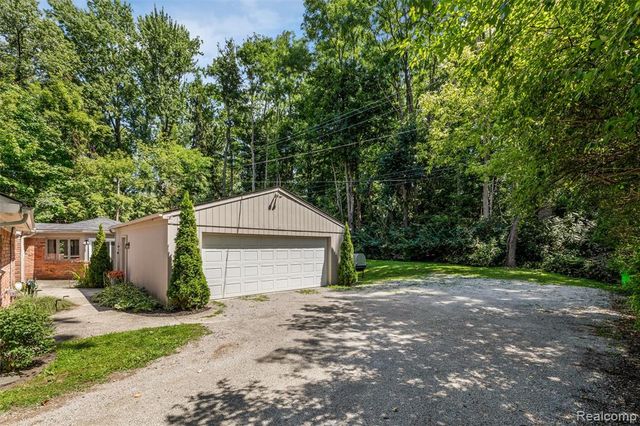 4915 Walnut Lake Road, West Bloomfield, MI 48323