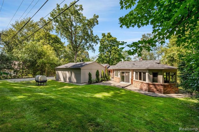 4915 Walnut Lake Road, West Bloomfield, MI 48323