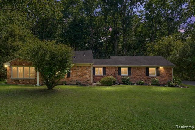4915 Walnut Lake Road, West Bloomfield, MI 48323