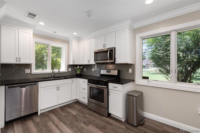 4915 Walnut Lake Road, West Bloomfield, MI 48323