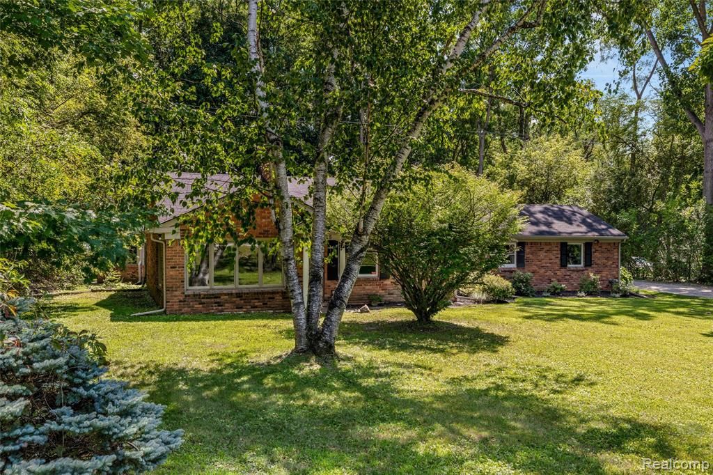 4915 Walnut Lake Road, West Bloomfield, MI 48323
