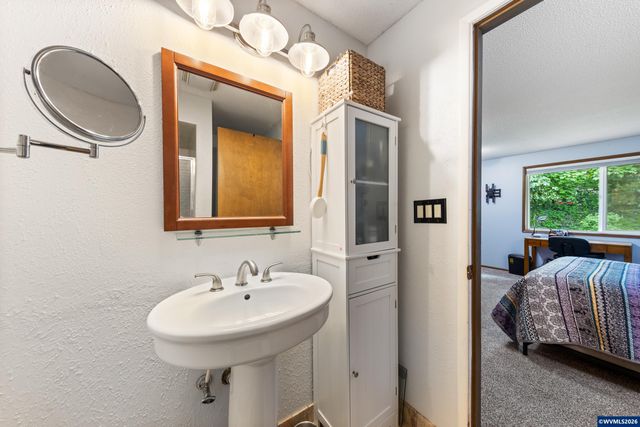 1044 Chestnut St NW, Salem, OR 97304