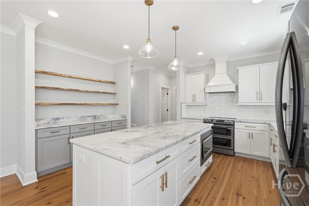 Image 10 of property listing at 766 E Park Avenue, Savannah, GA 31401