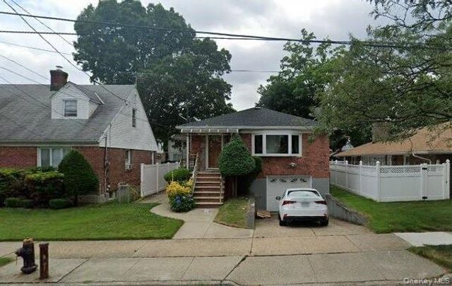 83-10 262 Avenue, Glen Oaks, NY 11004