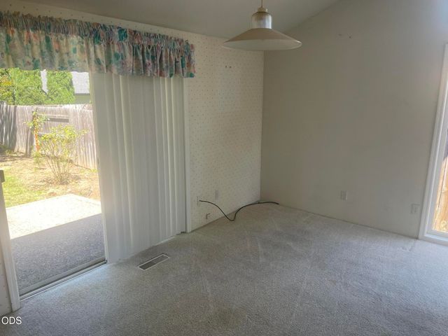 1141 N Modoc Avenue, Medford, OR 97504