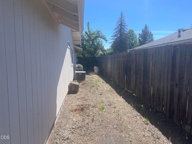 1141 N Modoc Avenue, Medford, OR 97504