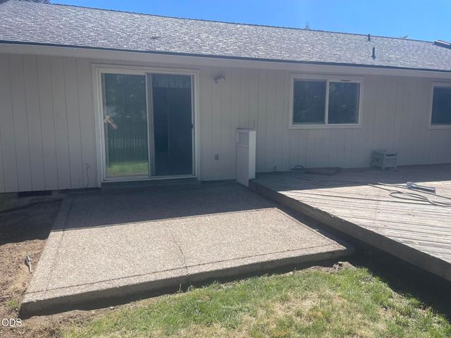 1141 N Modoc Avenue, Medford, OR 97504