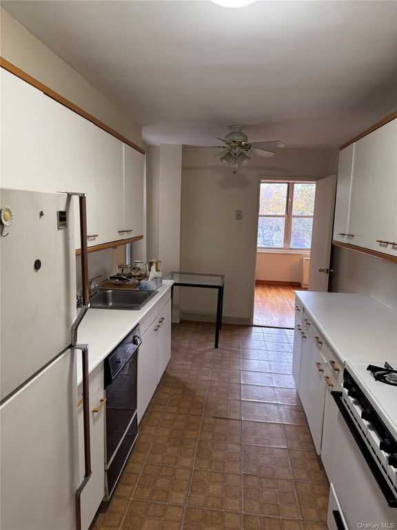 211-40 18th Avenue 4J, Bayside, NY 11360 — photo 2