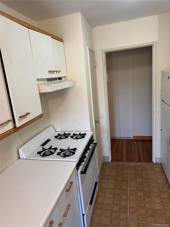 211-40 18th Avenue 4J, Bayside, NY 11360 — photo 4