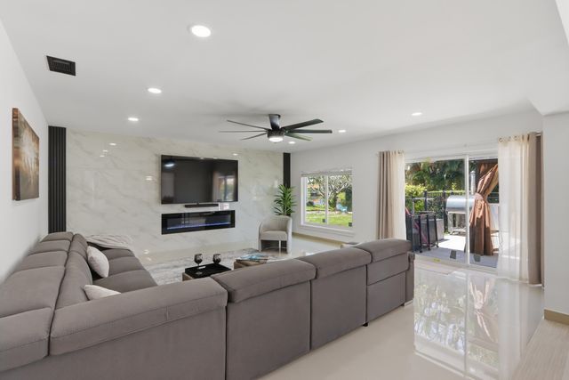 12725 KINGSWAY Road, Wellington, FL 33414