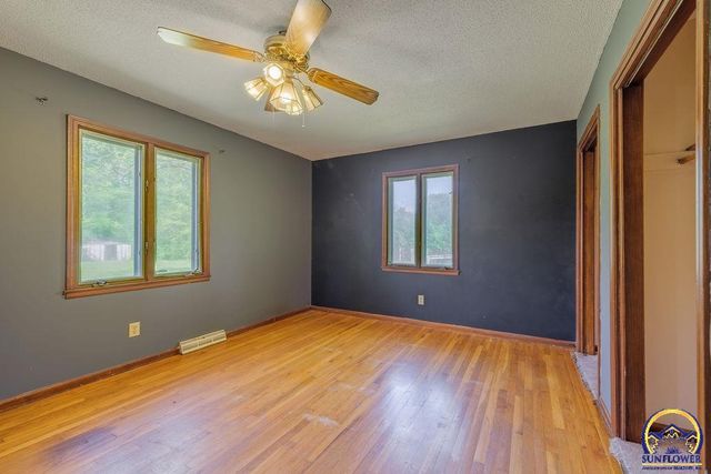 5020 SE 7th St, Tecumseh, KS 66542