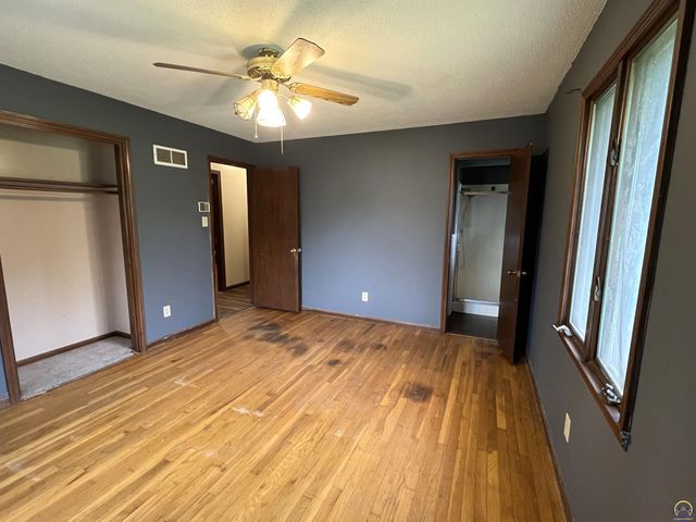 5020 SE 7th St, Tecumseh, KS 66542