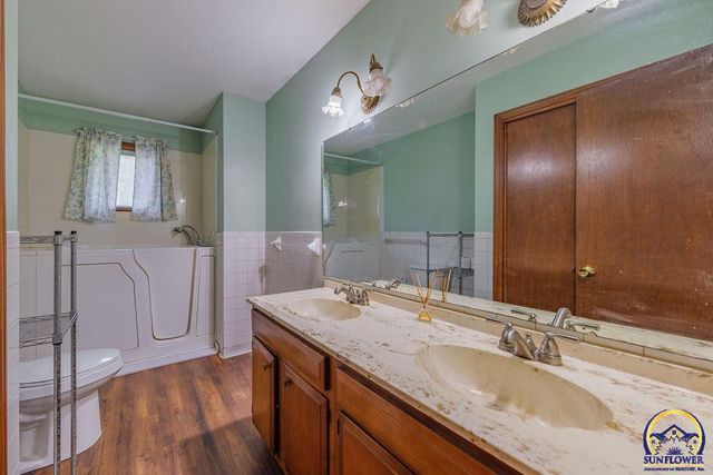 5020 SE 7th St, Tecumseh, KS 66542