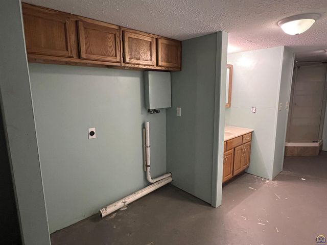 5020 SE 7th St, Tecumseh, KS 66542