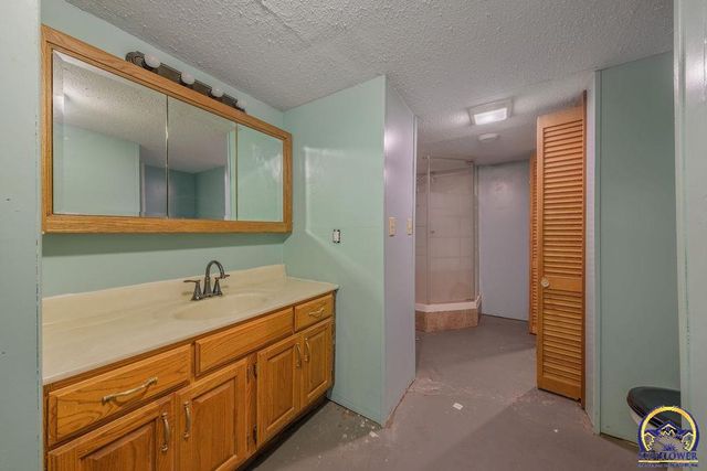 5020 SE 7th St, Tecumseh, KS 66542