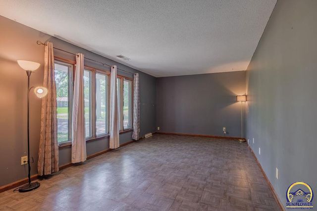 5020 SE 7th St, Tecumseh, KS 66542