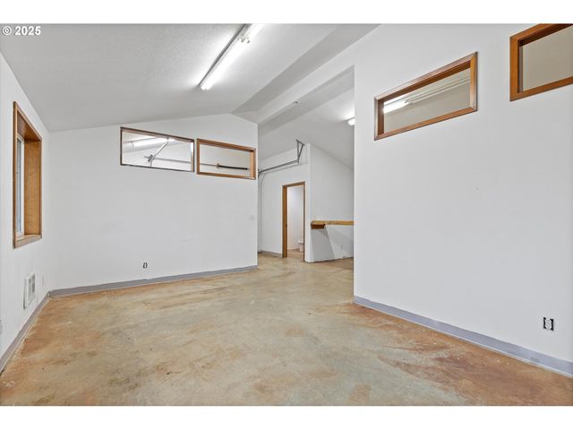 135 Sw WAKONDA BEACH Rd, Waldport, OR 97394