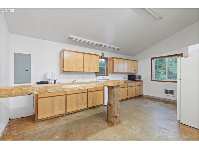 135 Sw WAKONDA BEACH Rd, Waldport, OR 97394