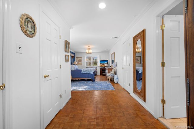 8 Cathy Lane, Great Neck, NY 11024