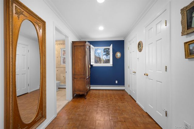 8 Cathy Lane, Great Neck, NY 11024