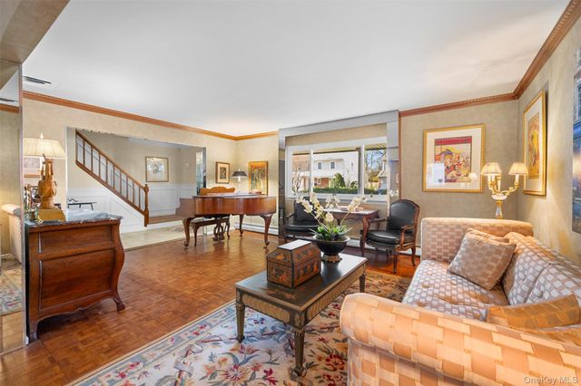 8 Cathy Lane, Great Neck, NY 11024