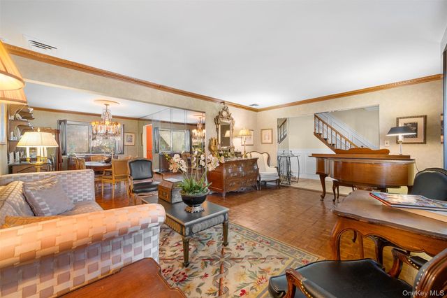 8 Cathy Lane, Great Neck, NY 11024