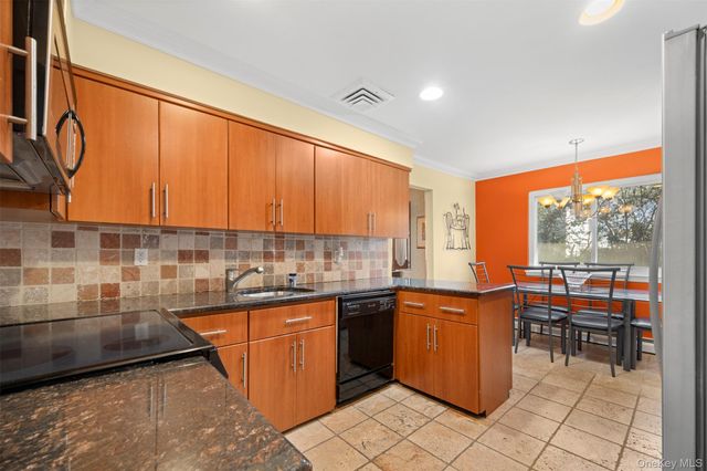 8 Cathy Lane, Great Neck, NY 11024