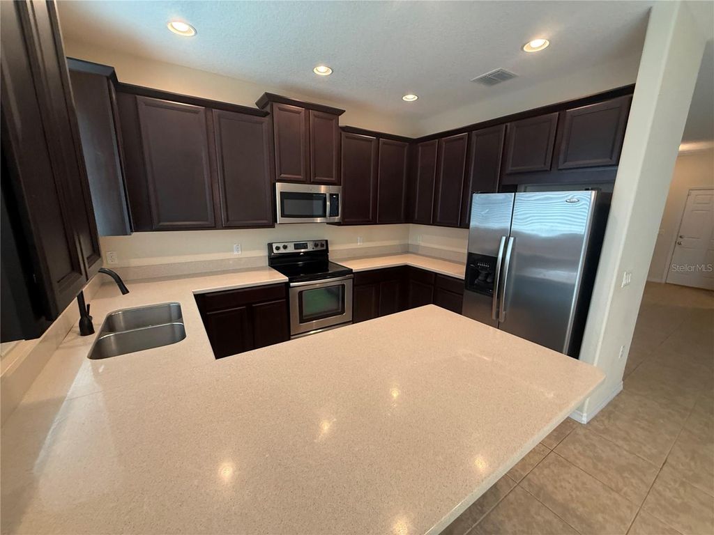 Image 4 of property listing at 9460 STRONGBARK LANE, Orlando, FL 32832