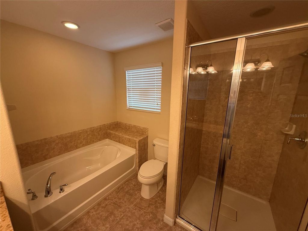 Image 9 of property listing at 9460 STRONGBARK LANE, Orlando, FL 32832