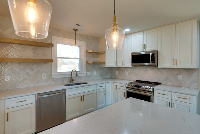 2194 Hampshire Pike, Columbia, TN 38401