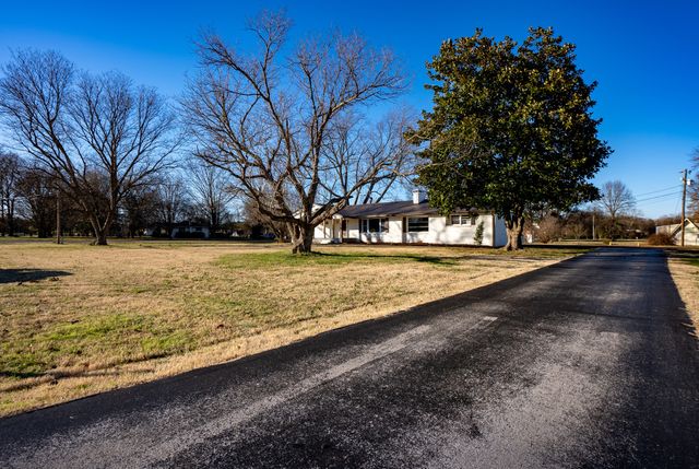 2194 Hampshire Pike, Columbia, TN 38401