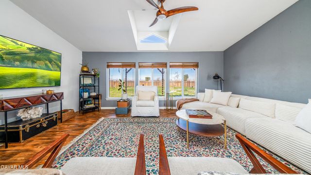 7843 W Avenue F, Lancaster, CA 93536