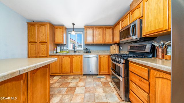 7843 W Avenue F, Lancaster, CA 93536