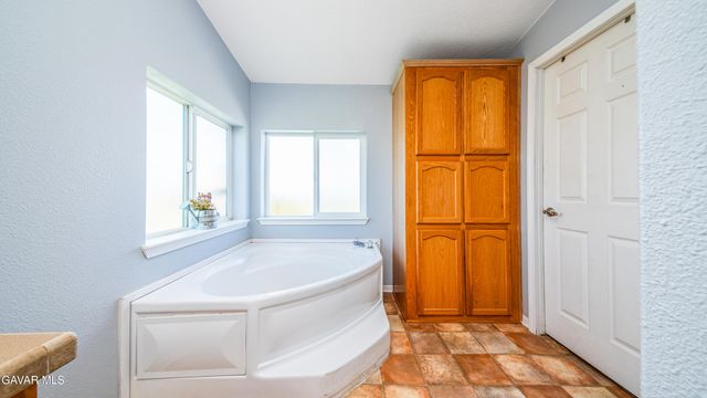 7843 W Avenue F, Lancaster, CA 93536