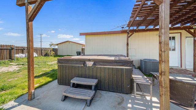 7843 W Avenue F, Lancaster, CA 93536