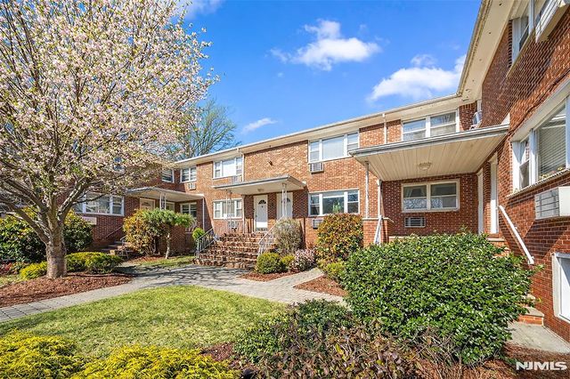 201 Oakdene Place C2, Cliffside Park, NJ 07010