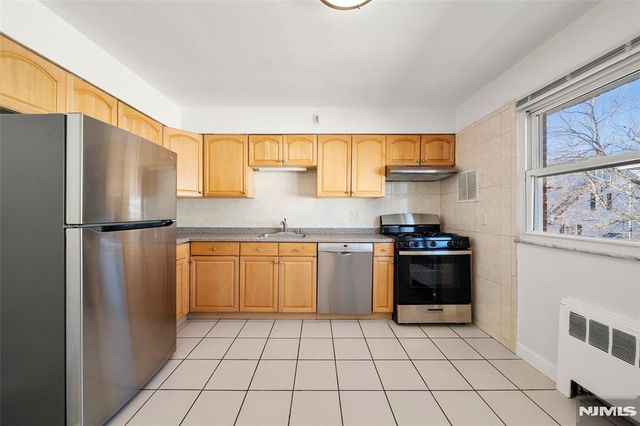 201 Oakdene Place C2, Cliffside Park, NJ 07010