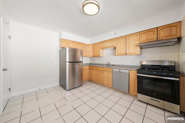 201 Oakdene Place C2, Cliffside Park, NJ 07010