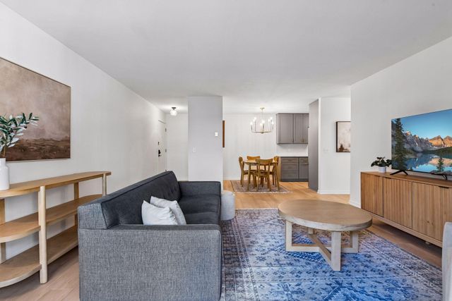 215 Barry Avenue S 202, Wayzata, MN 55391