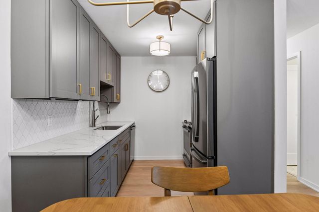 215 Barry Avenue S 202, Wayzata, MN 55391