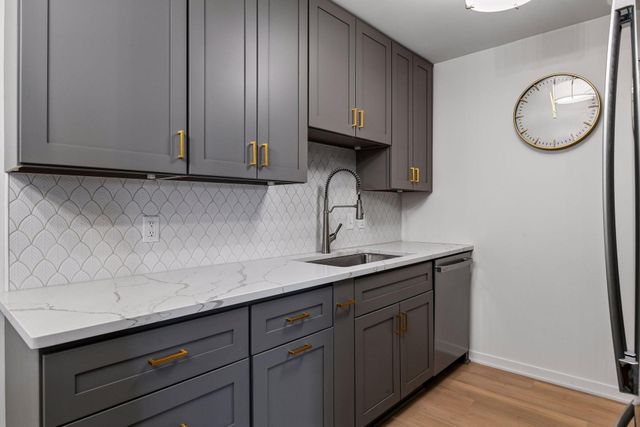 215 Barry Avenue S 202, Wayzata, MN 55391