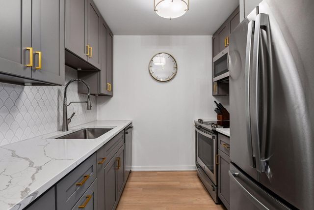 215 Barry Avenue S 202, Wayzata, MN 55391