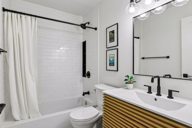 215 Barry Avenue S 202, Wayzata, MN 55391