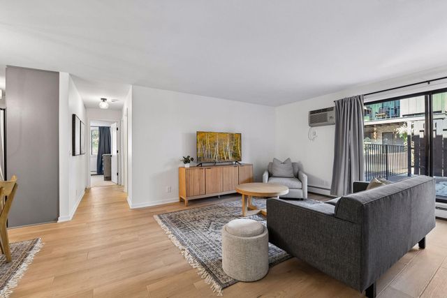 215 Barry Avenue S 202, Wayzata, MN 55391