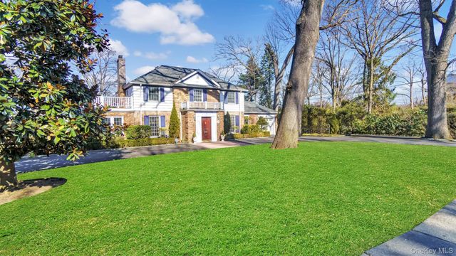 21 Bayview Avenue, Great Neck, NY 11021