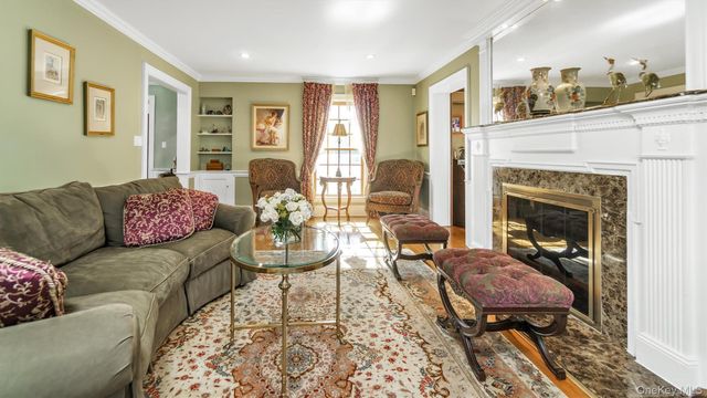 21 Bayview Avenue, Great Neck, NY 11021