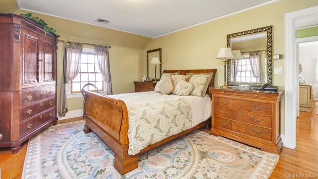 21 Bayview Avenue, Great Neck, NY 11021